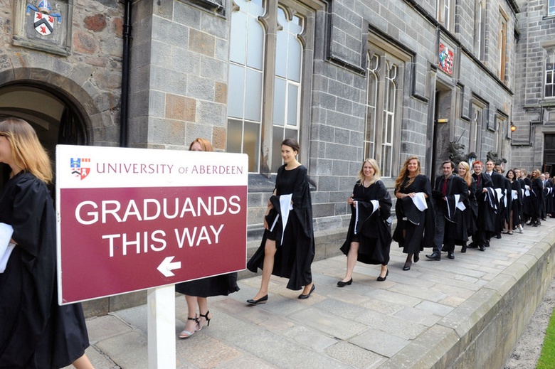 University of Aberdeen - Graduands This way signpost