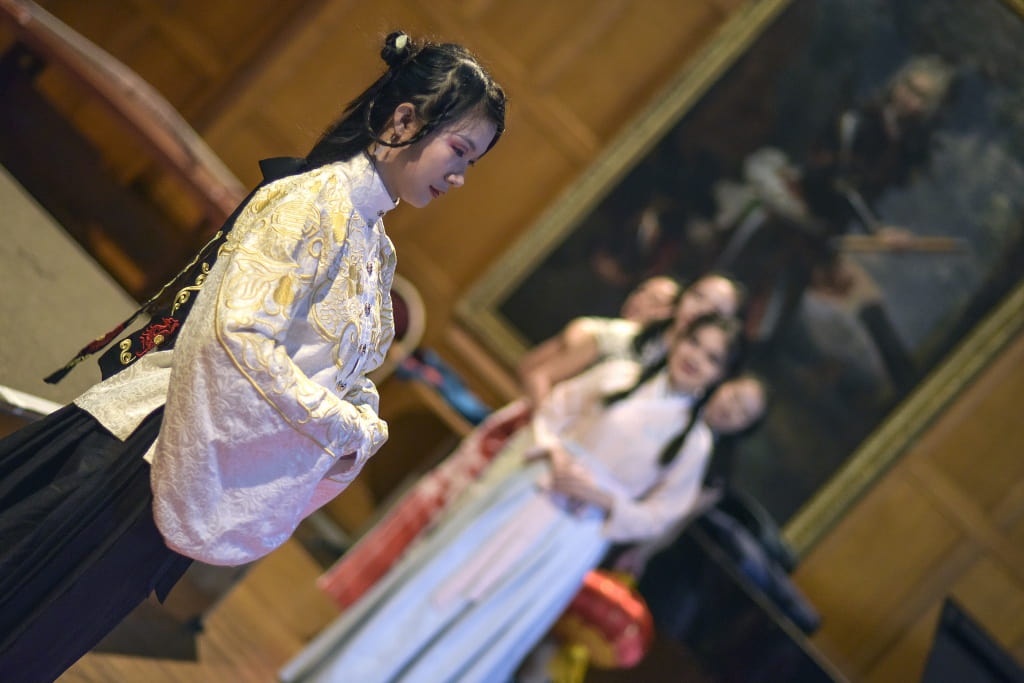 lady in traditional chinese dress