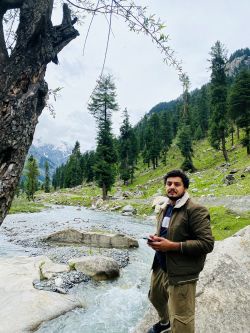 Student Abdul Wasay profile photo surrounded by trees