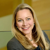 Portrait photo of prof Lore Heisler