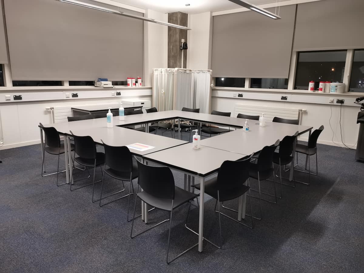 tables in modern uni teaching room