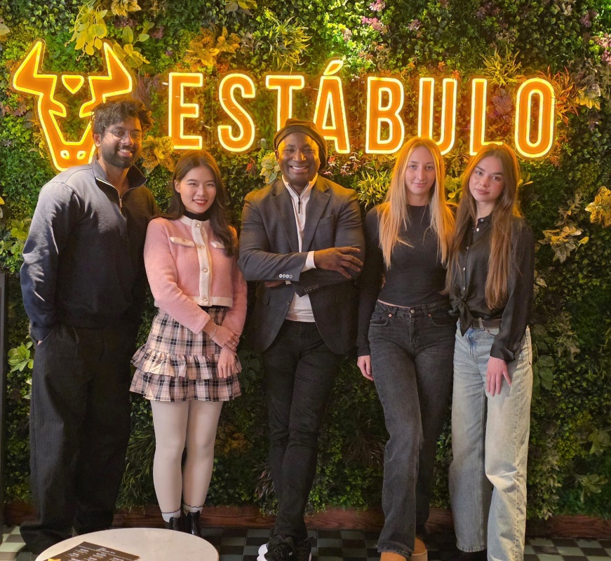 A group of people standing in front of a sign that reads Estabulo