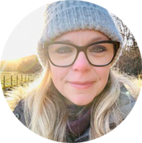 Woman with hat and glasses