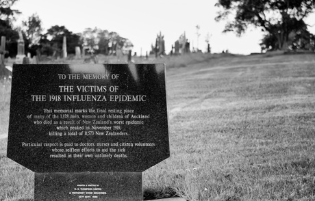 Image from Russell Street, from https://commons.wikimedia.org/wiki/File:1918_Influenza_epidemic_burial_site.jpg