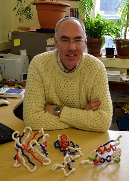 Professor Marcel Jaspars with his invention - Tangleproteins