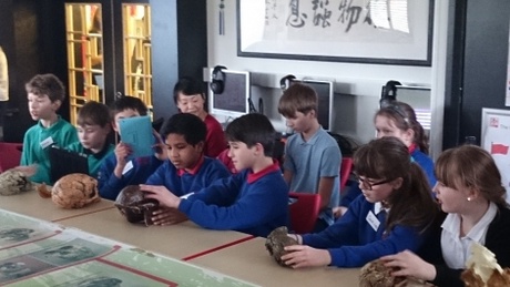 Children learning about Chinese archeology