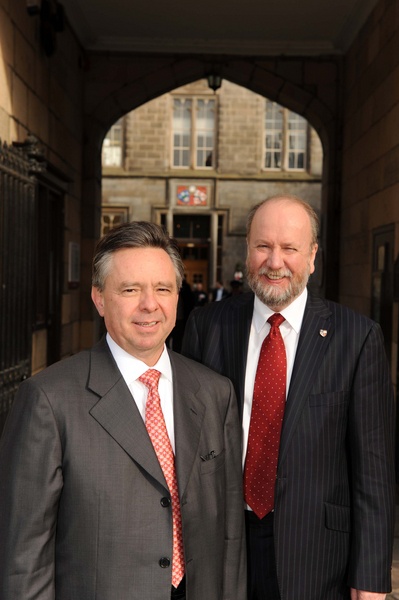 His Excellency Eduardo Medina Mora, Mexican Ambassador to the UK and Professor Albert Rodger, Vice-Principal and Head of the College of Physical Sciences at the University of Aberdeen
