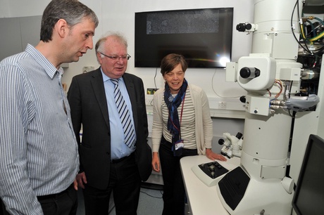 Professor Stephen Logan hears about the new TEM from Kevin Mackenzie and Professor Miep Helfrich