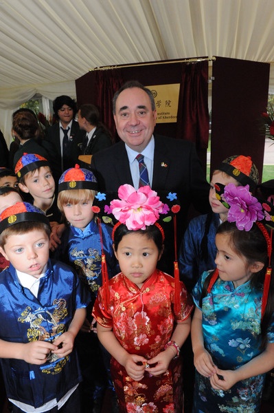 First Minister with children from Danestone Primary