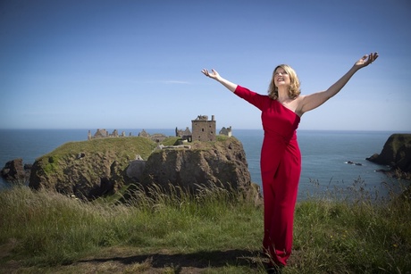 Fiona Kennedy launches iSing4Peace at Dunnottar Castle (by Jane Barlow, PA)
