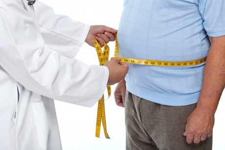 doctor takes a man's weight measurements