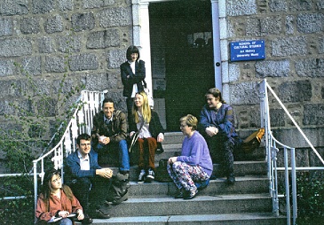 Student group in front of the “School of Cultural Studies” (Powis Gate).