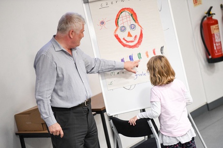 Dr Thomas Bak presenting, with a little help, at the KINDINMI Learning Conversations