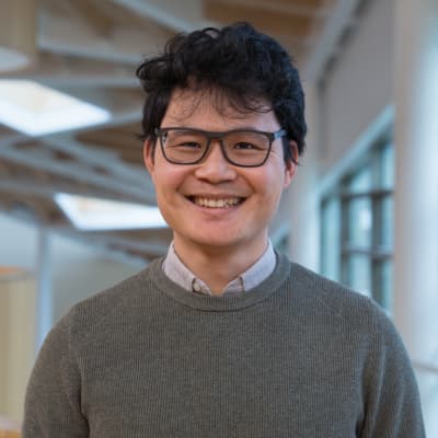 Headshot of Mengwei Xu