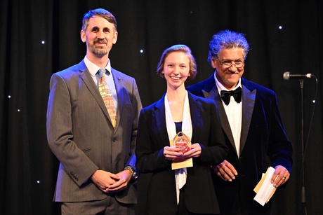 Klara Kramer (centre) with her prize on stage