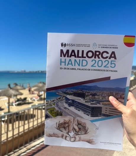 A hand holding the congress guide in Mallorca