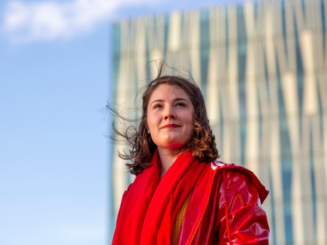 Student in front of Aberdeen library