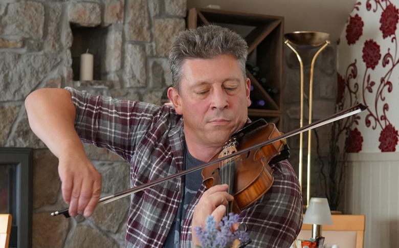 Paul Anderson plays a local tune for students on the MLitt Field School, 2019.