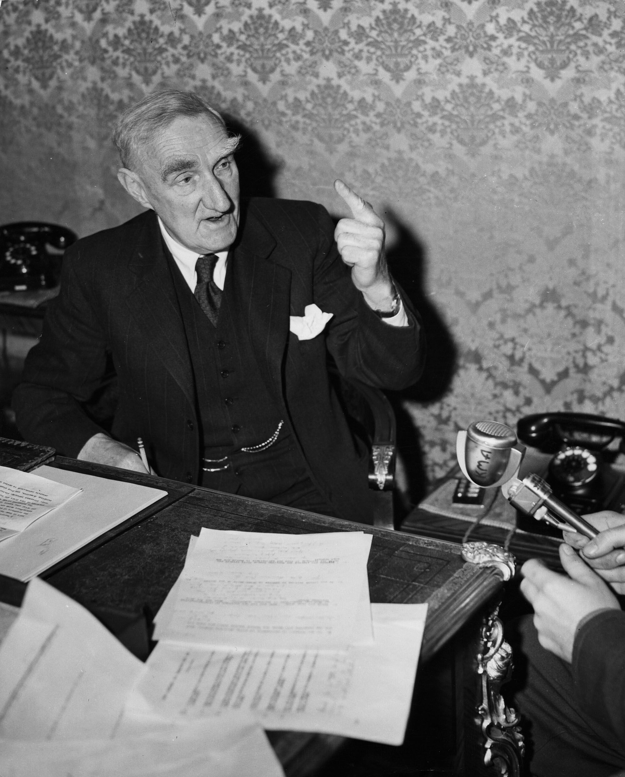 An animated Johd Boyd Orr talking to journalists