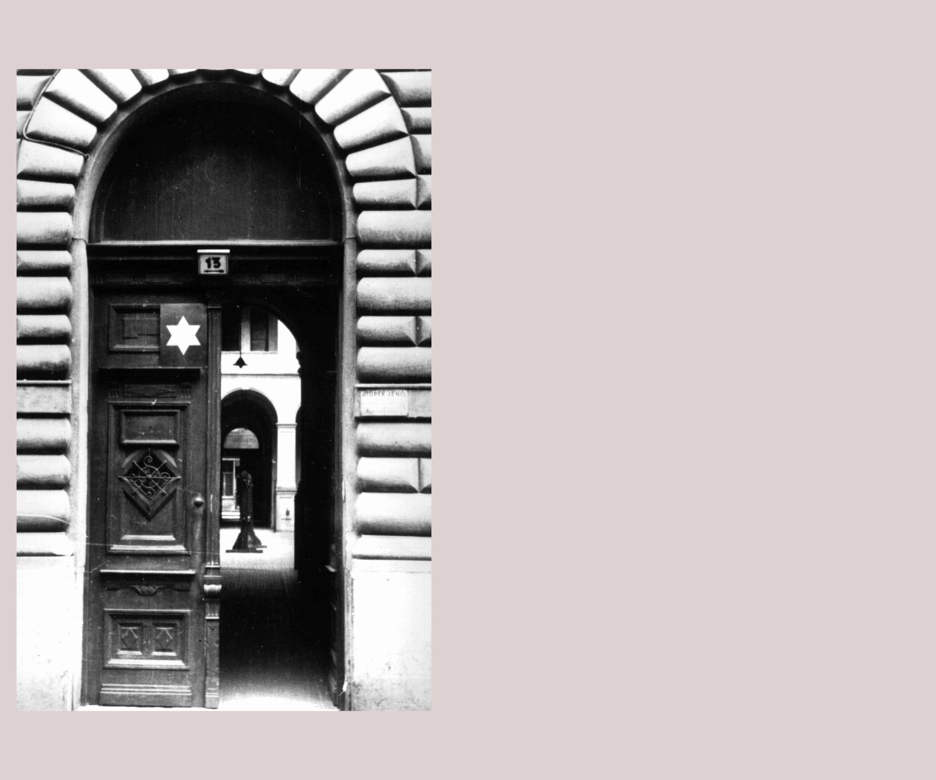 An entrance to one of the Yellow Star houses in Budapest in 1944 / Image source: Fortepan / Fortepan