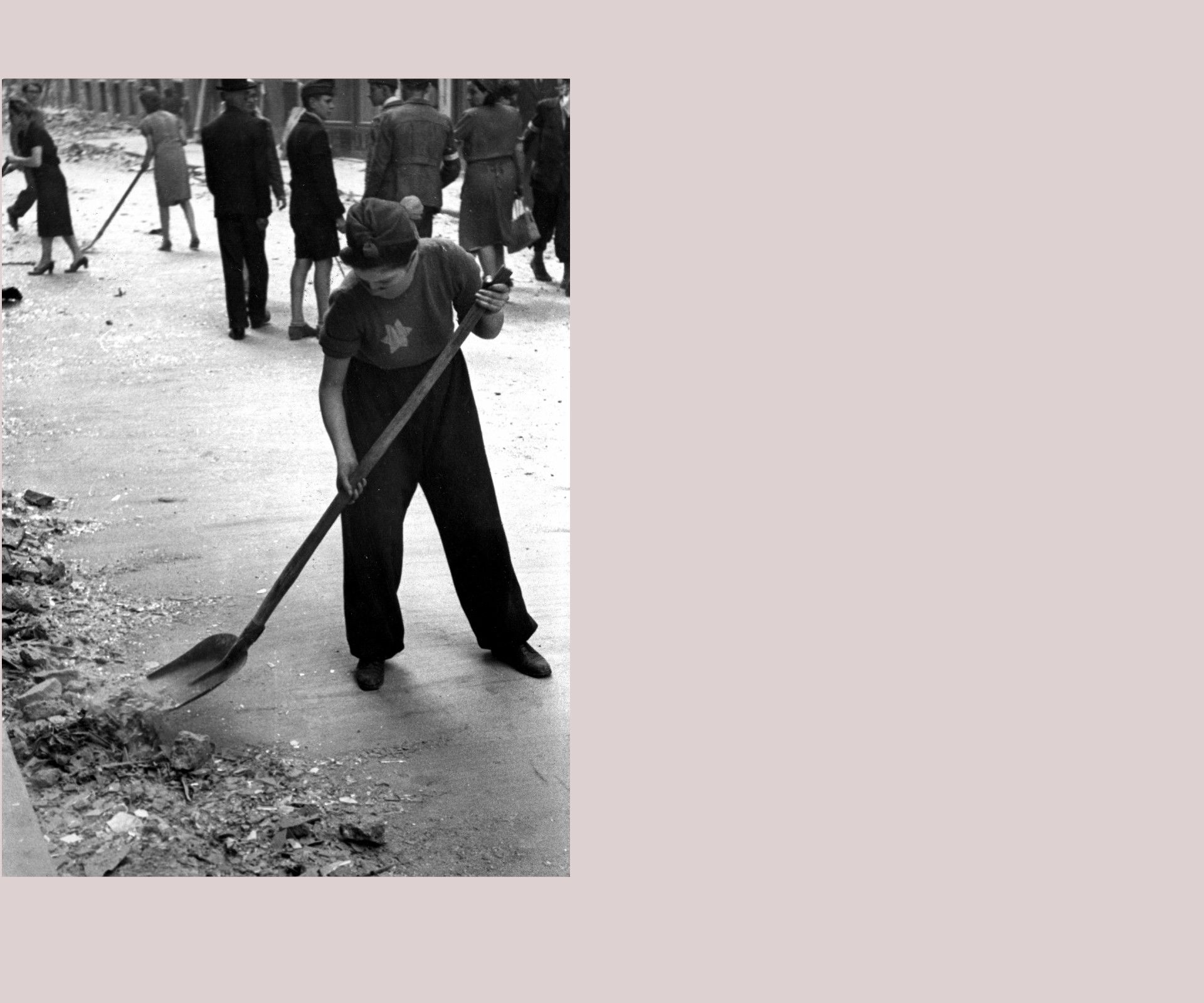 A Jewish boy with a yellow star sewn on his shirt removes debris from the street in Budapest in 1944 / Image source: Fortepan / Fortepan