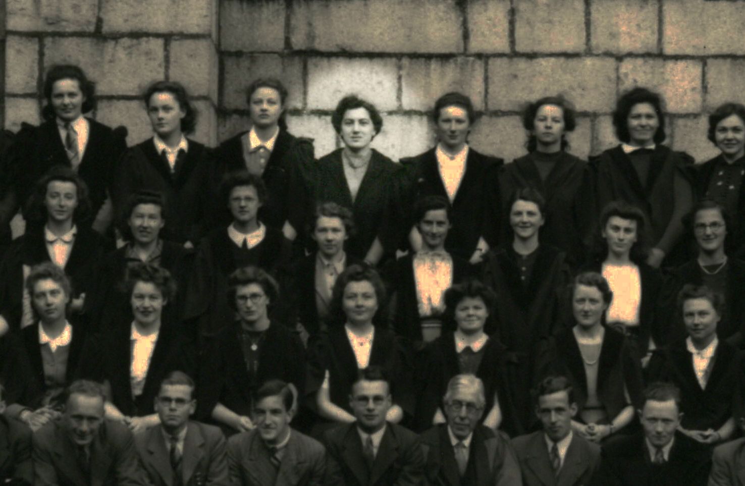 Mary and her wartime classmates 